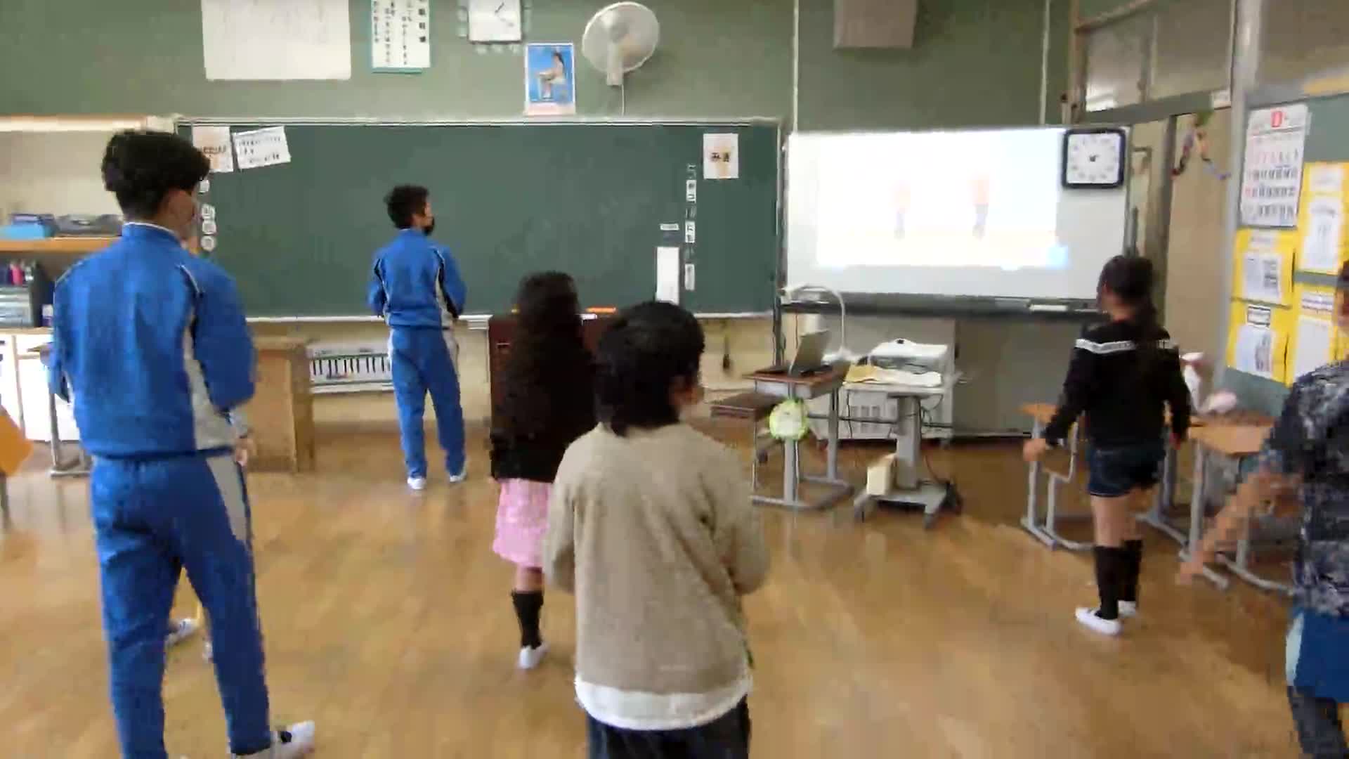 児童集会「いちご一会体操」②