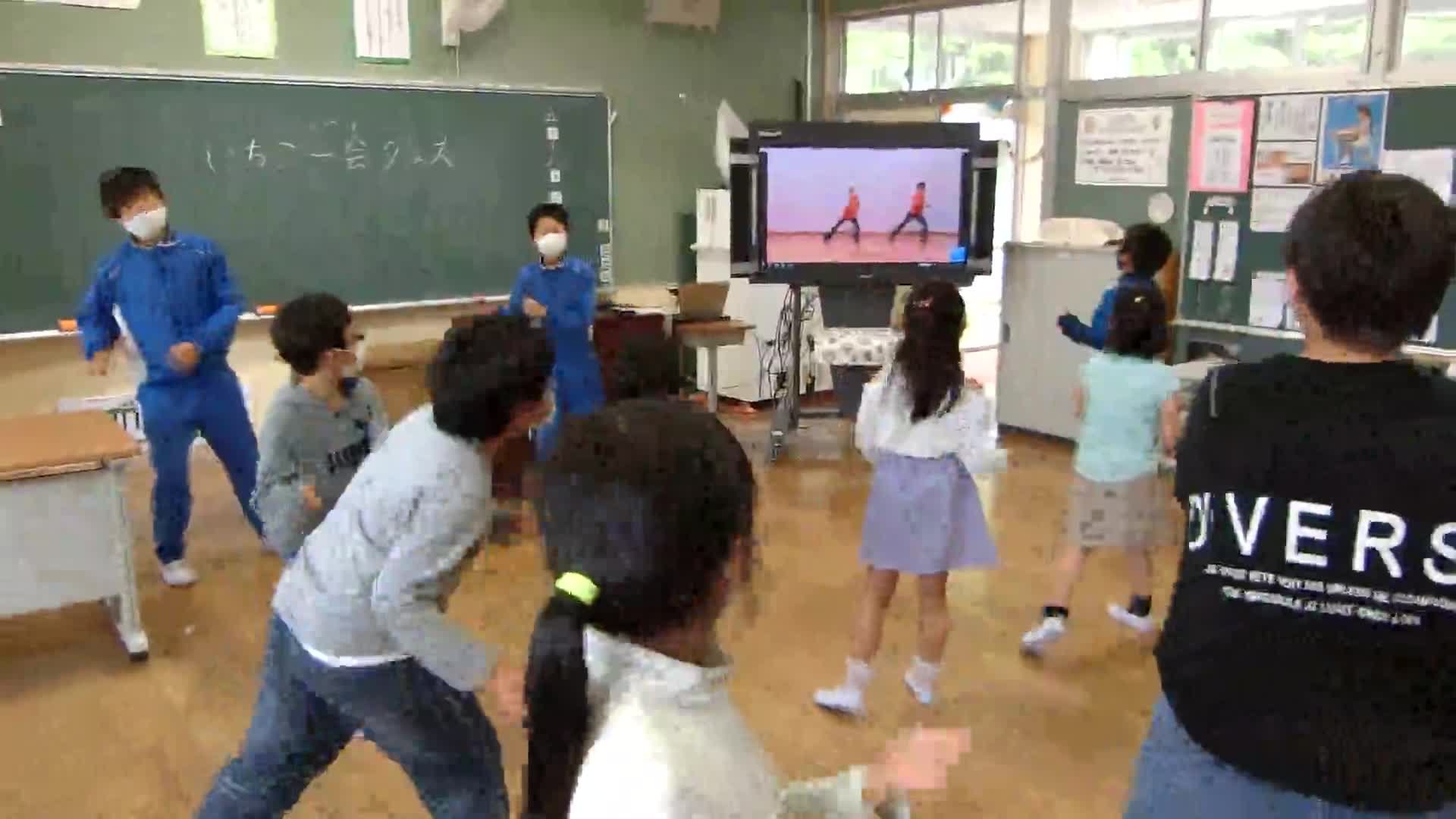 児童集会「いちご一会体操」