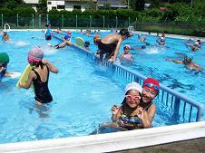 夏休み中のプールは大盛況