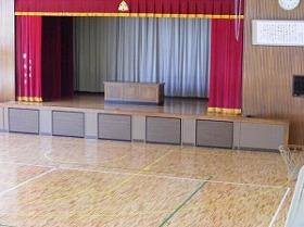 ステージ下には椅子を収納 ステージ下には椅子を収納