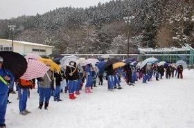雪の中の一斉下校