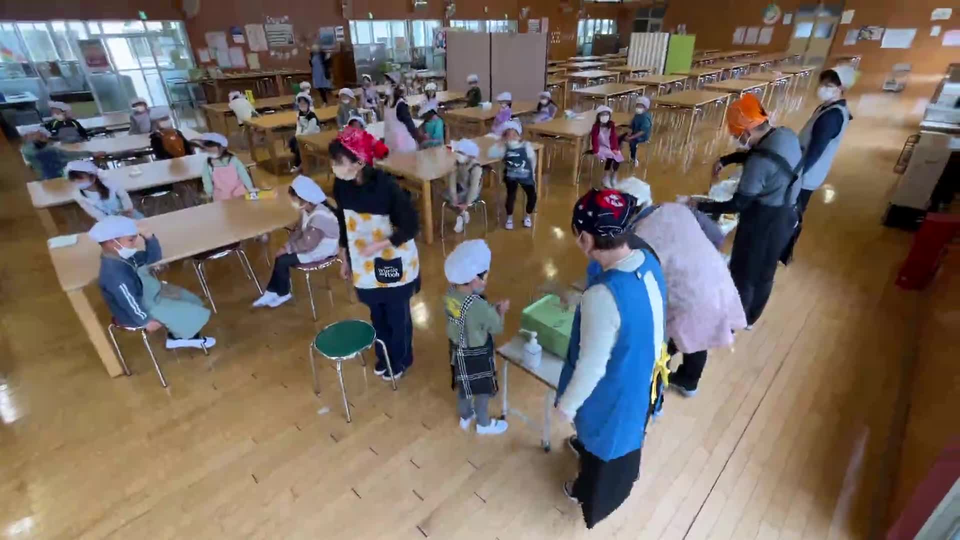 初めての給食配膳(１年生 2023.04.18)①