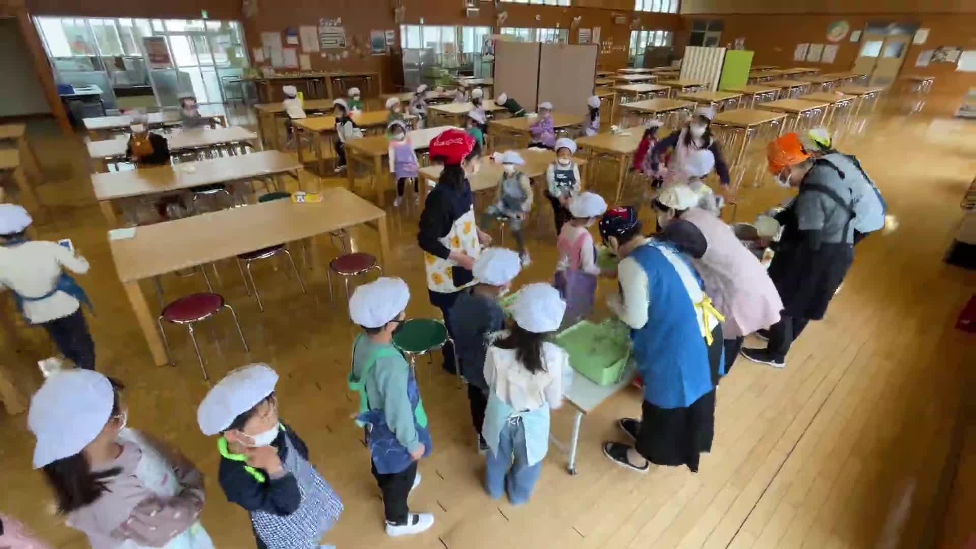 初めての給食配膳(１年生 2023.04.18)②