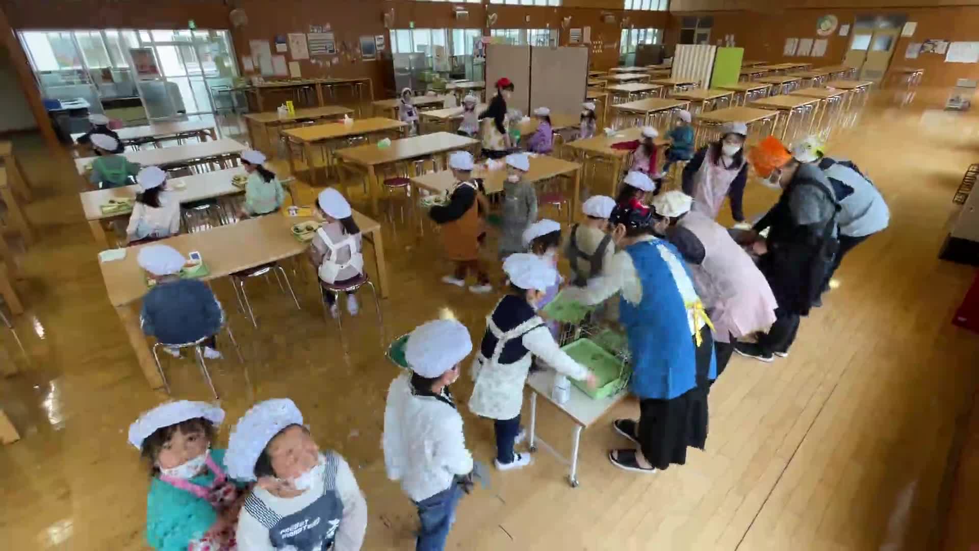 初めての給食配膳(１年生 2023.04.18)③
