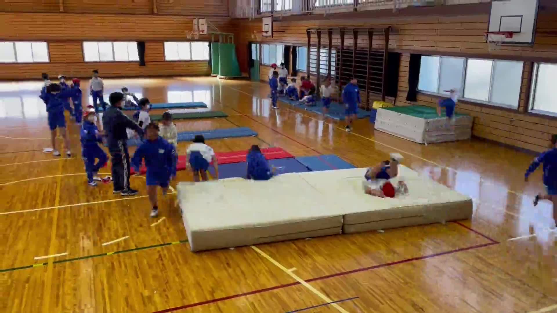 R050118 ４年生 体育（マット運動）