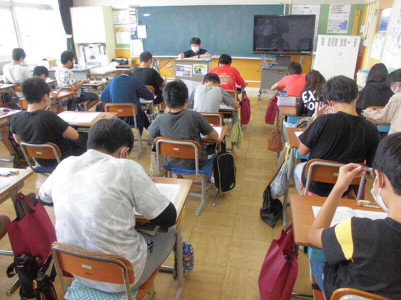 修学旅行の事前学習に取り組んでいました
