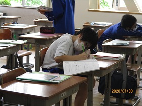 昼休みに「元気」の記入をしたり、読書や外で遊ぶなど、様々です。