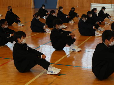 真剣に話を聞く生徒たち